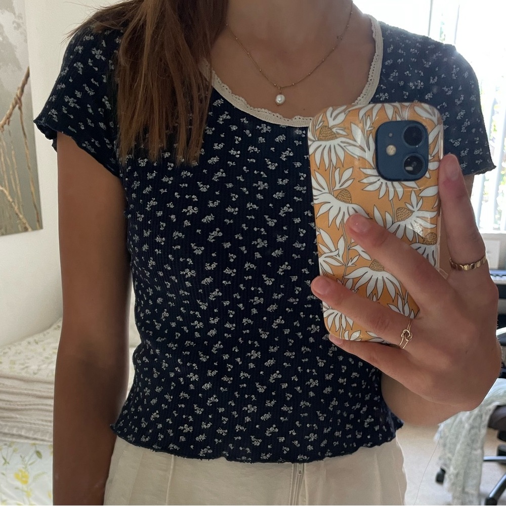 BRANDY MELVILLE FLORAL TOP